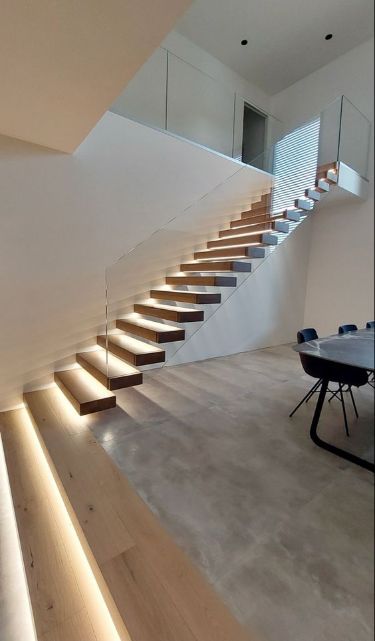 Escalier suspendu aspect bois avec LED